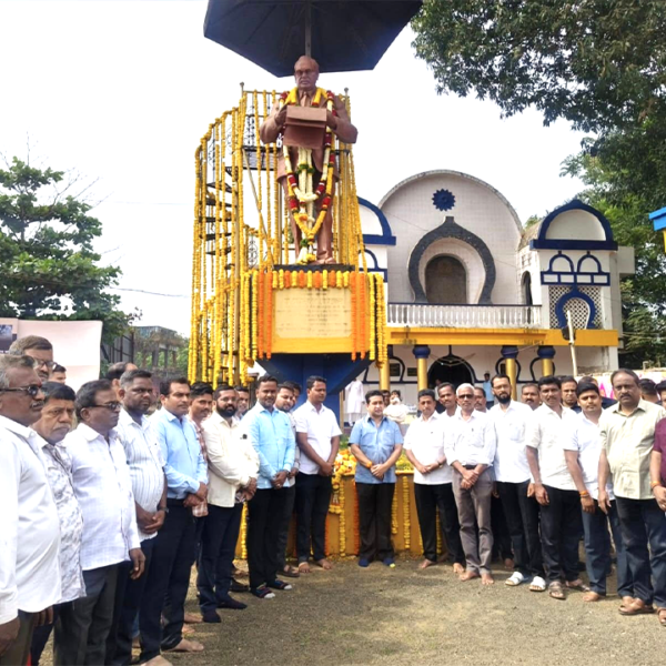 कणकवलीत पालकमंत्री नितेश राणेंकडून महामानव डॉ. बाबासाहेब आंबेडकर यांच्या पुतळ्यास अभिवादन