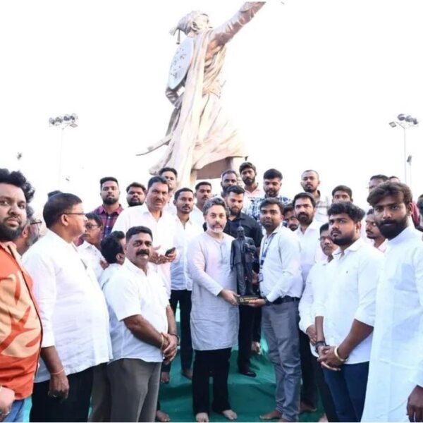 आमदार निलेश राणे यांना बार्टी पुणे यांच्यामार्फत डॉ. बाबासाहेब आंबेडकरांचा पूर्णाकृती पुतळा भेट