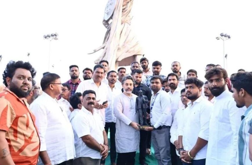 आमदार निलेश राणे यांना बार्टी पुणे यांच्यामार्फत डॉ. बाबासाहेब आंबेडकरांचा पूर्णाकृती पुतळा भेट