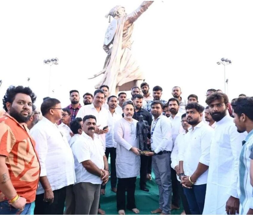 आमदार निलेश राणे यांना बार्टी पुणे यांच्यामार्फत डॉ. बाबासाहेब आंबेडकरांचा पूर्णाकृती पुतळा भेट