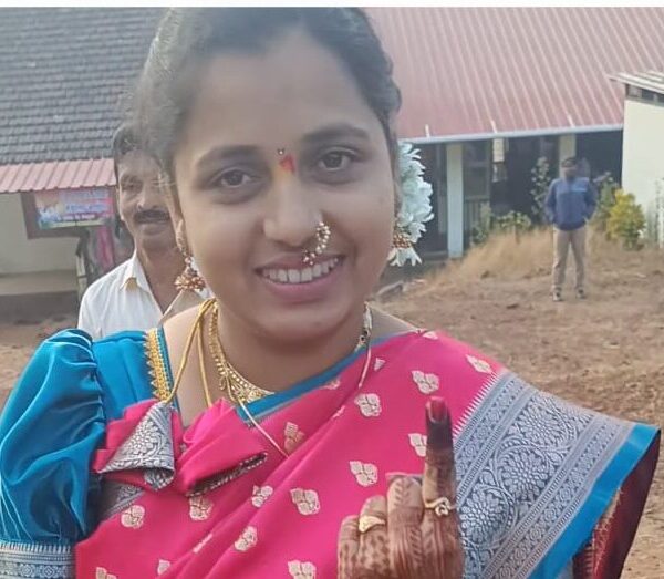 मतदानाचा हक्क बजावत ; मतदान करूनच कुडाळमधील नववधू चढली बोहल्यावर