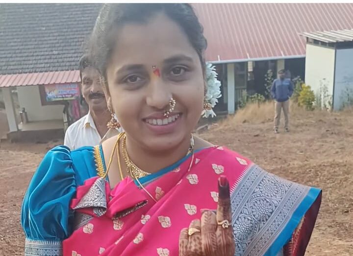 मतदानाचा हक्क बजावत ; मतदान करूनच कुडाळमधील नववधू चढली बोहल्यावर