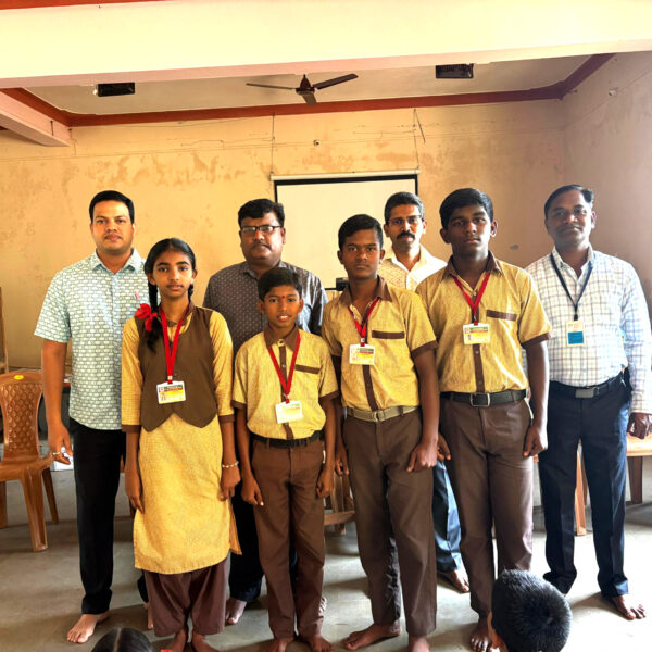 केळूस हायस्कूलमधील विद्यार्थ्यांचे ग्लोबल फाउंडेशनकडून शिष्यवृत्ती प्रदान