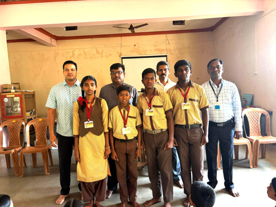 केळूस हायस्कूलमधील विद्यार्थ्यांचे ग्लोबल फाउंडेशनकडून शिष्यवृत्ती प्रदान