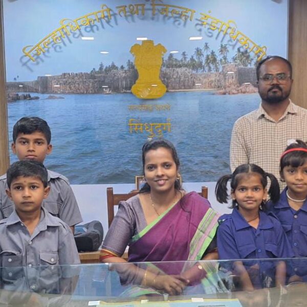 स्टुडंट कट्ट्यावर जिल्हाधिकाऱ्यांचा चौकुळ नं. ४ शाळेच्या विद्यार्थ्यांसोबत मनमोकळा संवाद