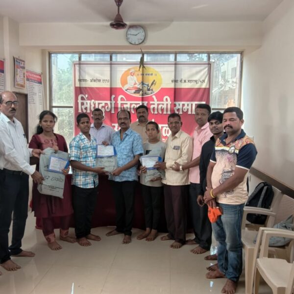 सिंधुदुर्ग तेली समाजाकडून खानविलकर कुटुंबाला आर्थिक मदत