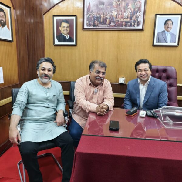 त्रिमूर्ती एकत्र! । रवींद्र चव्हाण – नितेश राणे – निलेश राणे यांचा विधानभवनातील फोटो