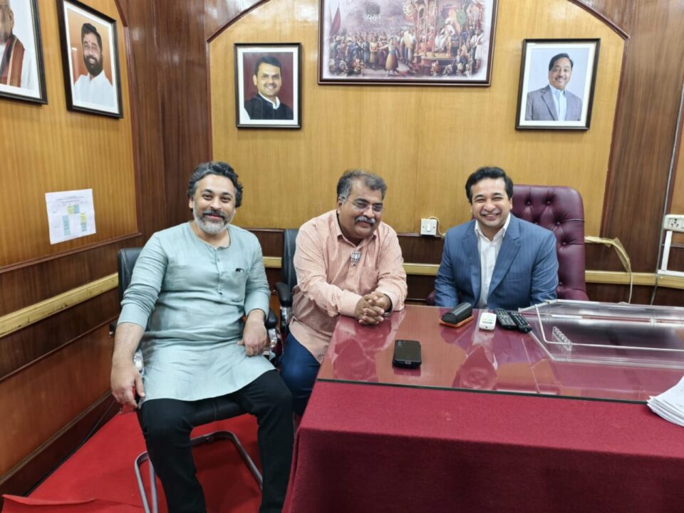 त्रिमूर्ती एकत्र! । रवींद्र चव्हाण – नितेश राणे – निलेश राणे यांचा विधानभवनातील फोटो