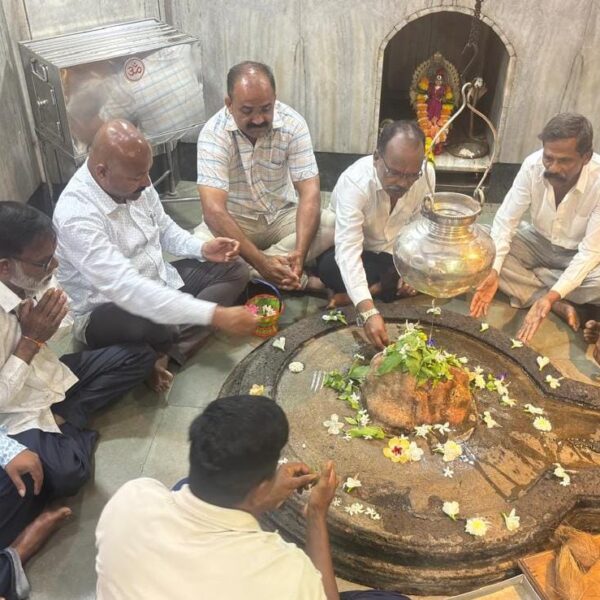 आमदार निलेश राणे यांच्या वाढदिवसानिमित्त दीर्घायुष्य लाभावे म्हणून कार्यकर्त्यांनी श्री देव कुणकेश्वर येथे केला अभिषेक