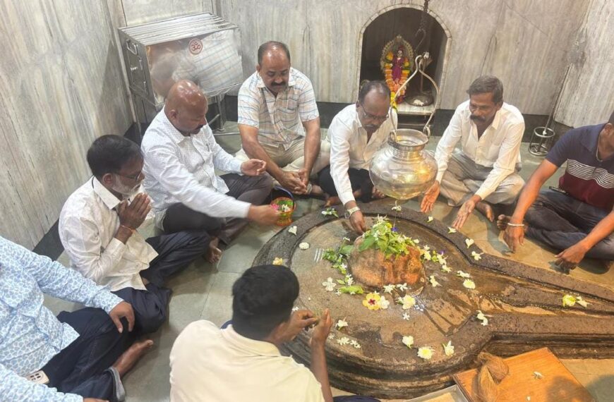 आमदार निलेश राणे यांच्या वाढदिवसानिमित्त दीर्घायुष्य लाभावे म्हणून कार्यकर्त्यांनी श्री देव कुणकेश्वर येथे केला अभिषेक