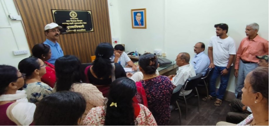 नगरपरिषदेत नागरिकांचा एल्गार; प्रश्न सोडवा अन्यथा आंदोलन