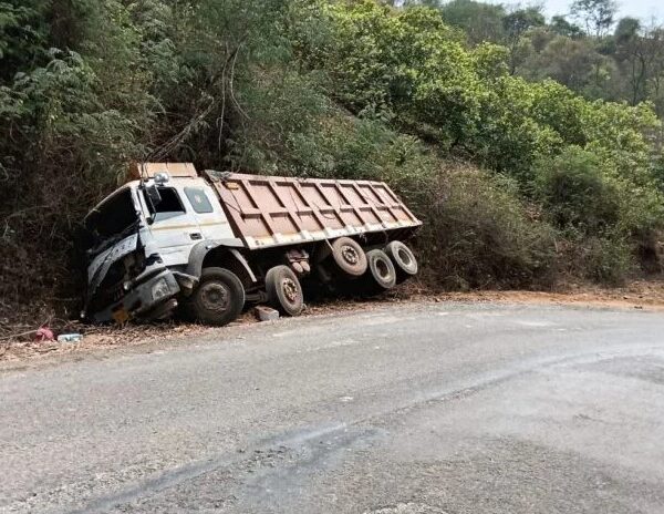 साखरपा-देवरुख मार्गावर भीषण अपघात; चौदा चाकी ट्रक डोंगरावर आदळला, चालक जखमी