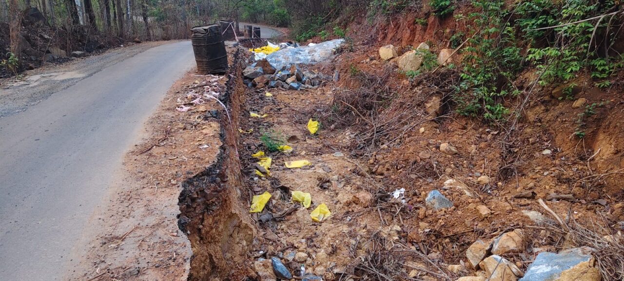 निरवडे-तळवडे मार्गाचे काम जैसे थे; पावसात नागरिकांचे हाल