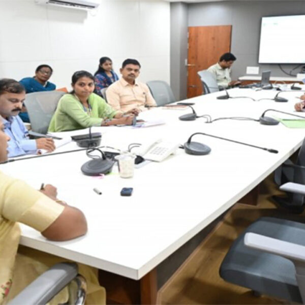 जिल्हाधिकाऱ्यांच्या बैठकीत इंधन साठा व वितरणावर भर ; नागरिकांना त्रास होऊ नये म्हणून प्रशासन सतर्क