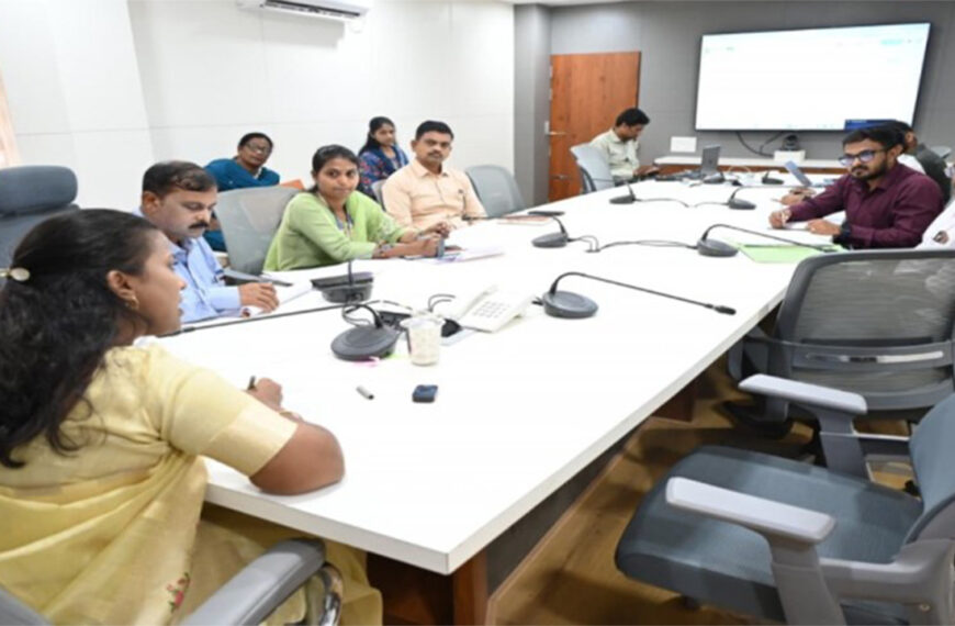 जिल्हाधिकाऱ्यांच्या बैठकीत इंधन साठा व वितरणावर भर ; नागरिकांना त्रास होऊ नये म्हणून प्रशासन सतर्क