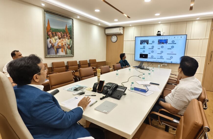 सिंधुदुर्गात वादळी पावसाचे थैमान; पालकमंत्री नितेश राणेंच्या उपस्थितीत तातडीची आढावा बैठक