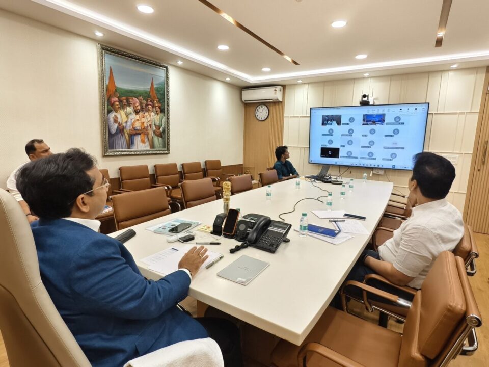 सिंधुदुर्गात वादळी पावसाचे थैमान; पालकमंत्री नितेश राणेंच्या उपस्थितीत तातडीची आढावा बैठक