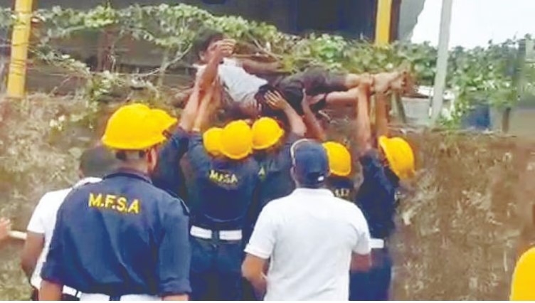 वेल्डींग करताना भीषण अपघात; अग्निशमन जवानांचे धाडस ठरले जीवनदायी