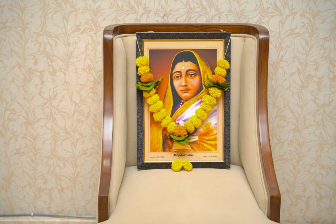 “विशाल परब यांच्या हस्ते अहिल्यादेवी होळकर प्रतिमापूजन; जयंती कार्यक्रम संपन्न”