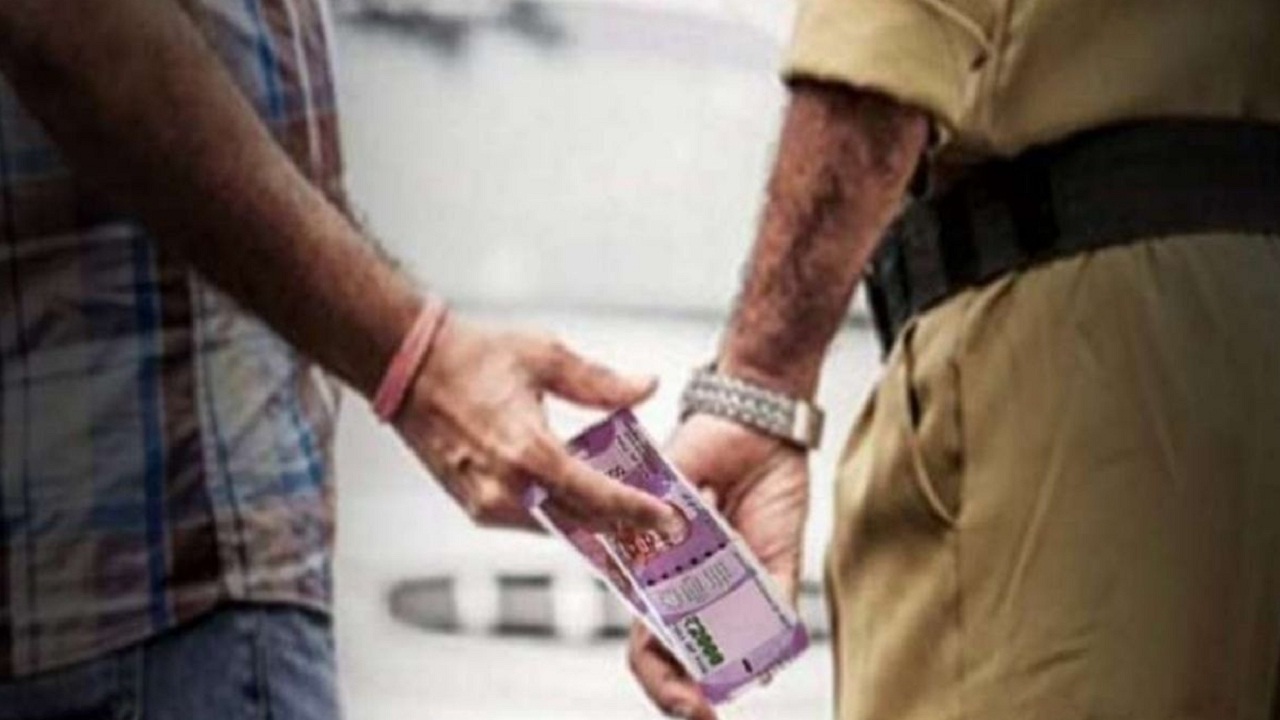 पुण्यात लाचखोरीचा धक्कादायक प्रकार; पोलिस कर्मचाऱ्याला दीड लाखांची लाच घेताना अटक