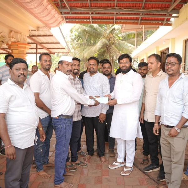 रेडी नागोळेवाडी शाळेला भाजपा युवा नेते विशाल परब यांची आर्थिक मदत