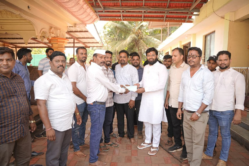 रेडी नागोळेवाडी शाळेला भाजपा युवा नेते विशाल परब यांची आर्थिक मदत