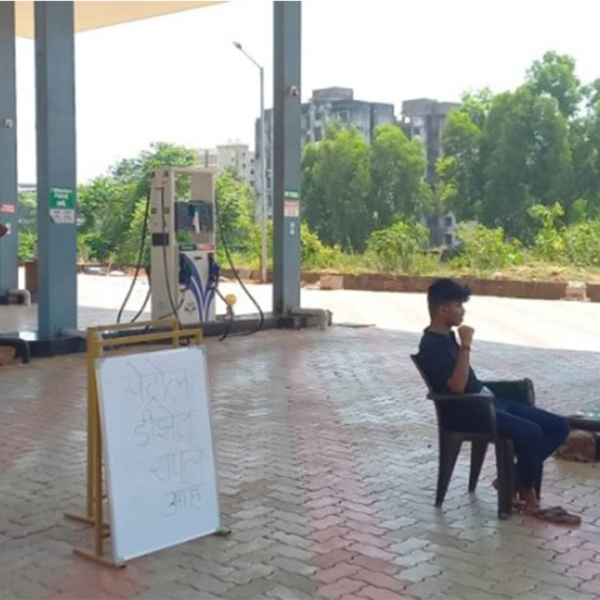 “कुडाळमध्ये इंधनाचा तुटवडा; वाहनधारकांची शहरभर धावपळ”