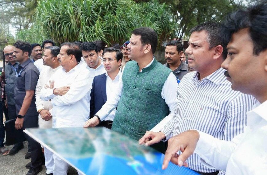 मुख्यमंत्री फडणवीसांची वाढवण बंदर प्रकल्पाला भेट; मंत्री नितेश राणेंसोबत विकासकामांचा आढावा