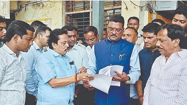 “कणकवली बसस्थानक विकासासाठी संदेश पारकर आक्रमक; प्रताप सरनाईकांकडे निवेदन