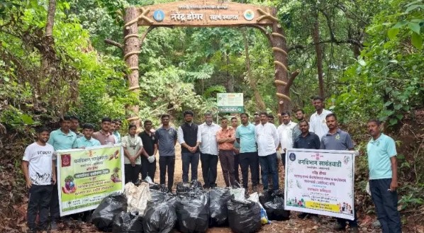 नरेंद्र डोंगरावर पर्यावरण दिनाची अनोखी नोंद; वृक्षारोपणासह प्लॅस्टिकविरोधी मोहीम