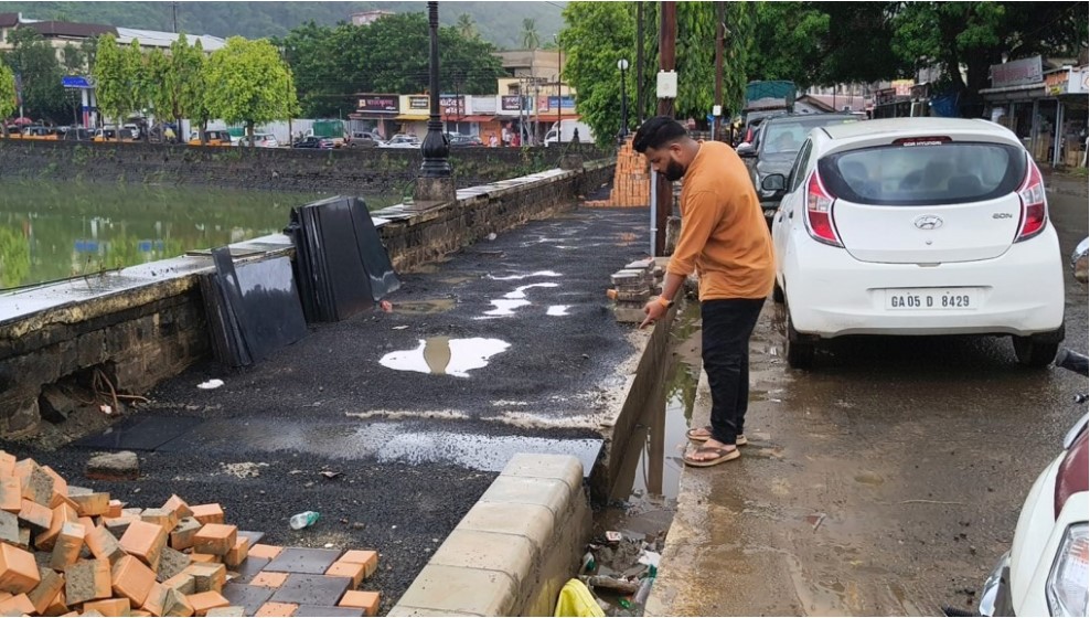सेल्फी पॉईंटजवळ निकृष्ट काम? मोती तलाव फुटपाथ वादाच्या भोवऱ्यात