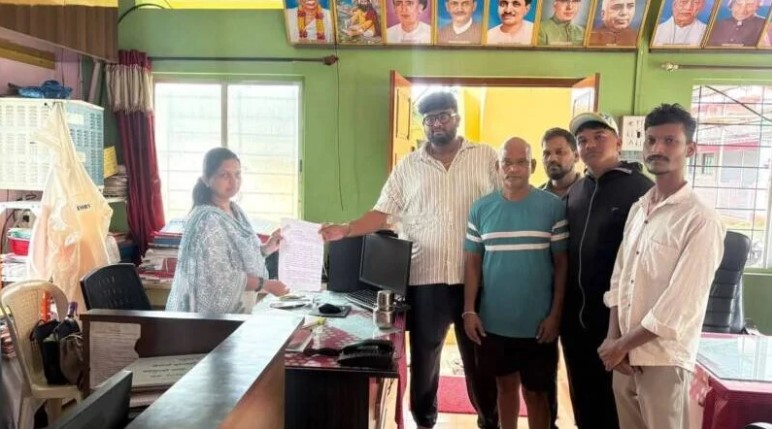 आचर्‍यात मोकाट गुरांचा प्रश्न ऐरणीवर; ग्रामस्थांचे निवेदन