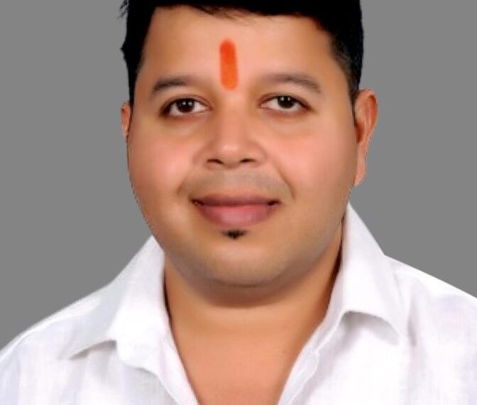 संत राऊळ महाराज महाविद्यालय ते एमआयडीसी मार्गावरील चौपदरीकरण रस्त्यावर दिशादर्शक फलक व रिफ्लेक्टर बसविण्याची शिवसेनेची मागणी
