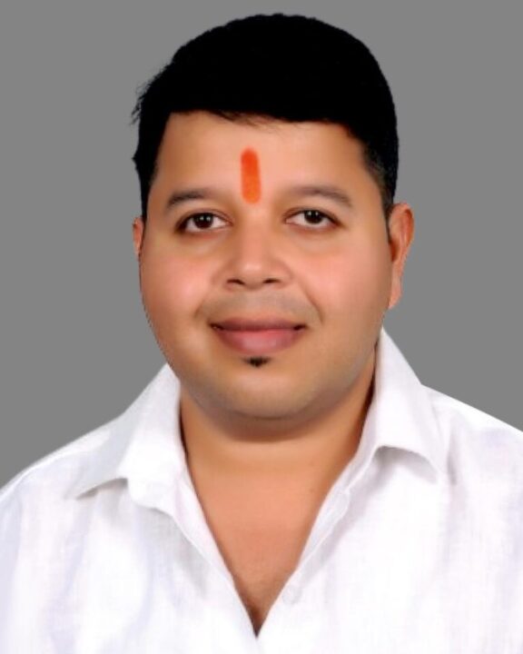 संत राऊळ महाराज महाविद्यालय ते एमआयडीसी मार्गावरील चौपदरीकरण रस्त्यावर दिशादर्शक फलक व रिफ्लेक्टर बसविण्याची शिवसेनेची मागणी