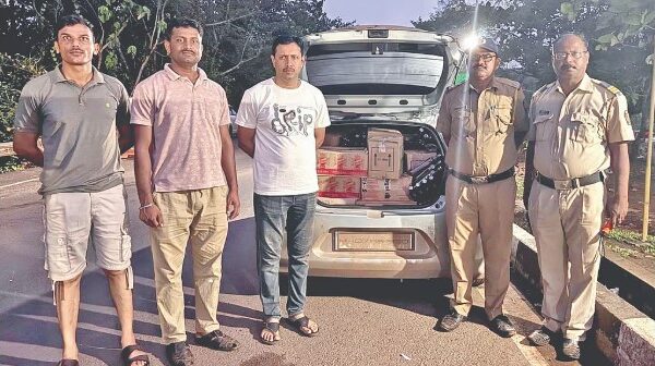 गोवा दारू तस्करांवर बांदा पोलिसांचा दणका; दुचाकी-कारसह मोठा मुद्देमाल जप्त