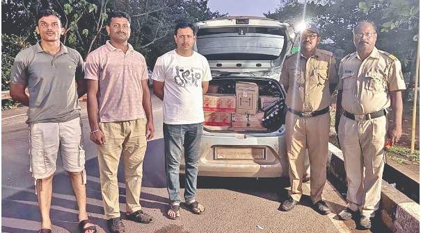 गोवा दारू तस्करांवर बांदा पोलिसांचा दणका; दुचाकी-कारसह मोठा मुद्देमाल जप्त