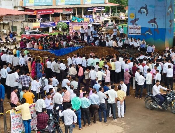प्रांताधिकाऱ्यांच्या वक्तव्यावर संताप; कणकवलीत शिक्षकांचे जोरदार निषेध आंदोलन