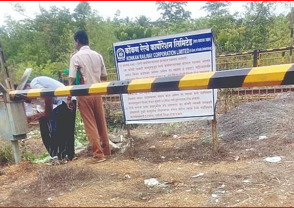 कोकण रेल्वे गेटचा गोंधळ; तेर्सेबांबर्डेत वाहतूक व्यवस्था कोलमडली