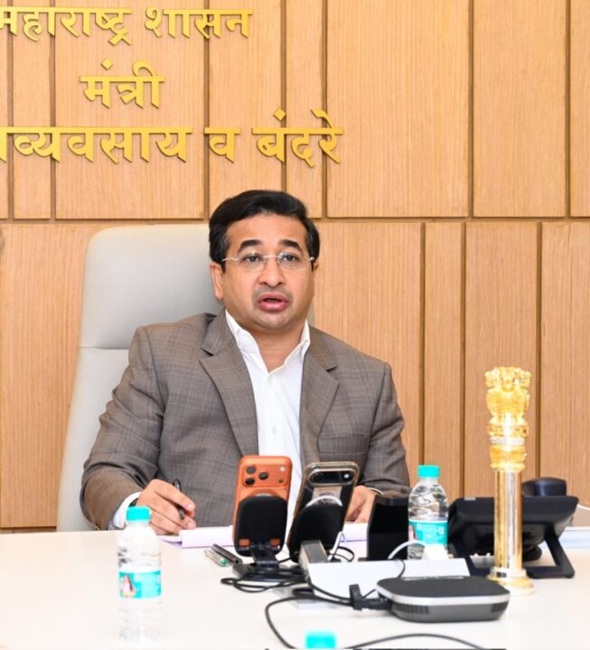 पालकमंत्री नितेश राणे यांनी घेतला सार्वजनिक बांधकाम विभागाच्या विविध विकास कामांचा आढावा