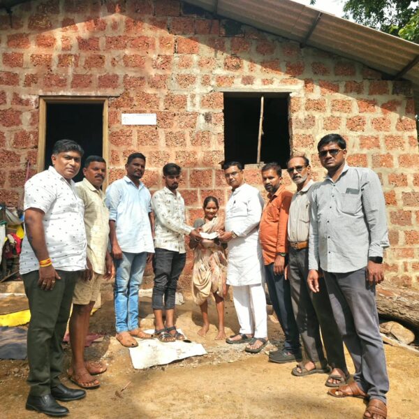 घरावर झाड पडुन नुकसान झालेल्या वृद्ध महीलेसाठी मनसेचे आर्थिक सहकार्य..
