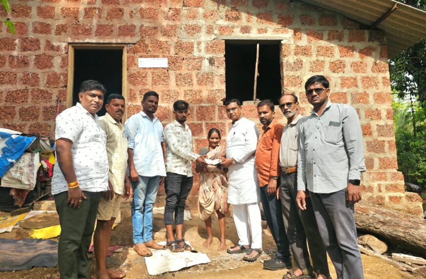 घरावर झाड पडुन नुकसान झालेल्या वृद्ध महीलेसाठी मनसेचे आर्थिक सहकार्य..