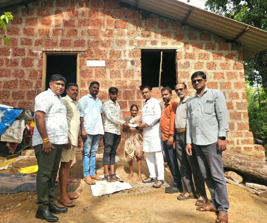 घरावर झाड पडुन नुकसान झालेल्या वृद्ध महीलेसाठी मनसेचे आर्थिक सहकार्य..