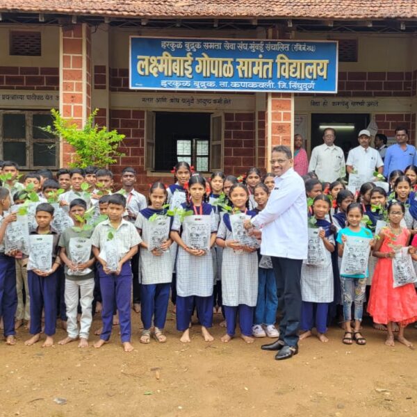 पालकमंत्री नितेश राणे यांच्या वाढदिवसानिमित्त हरकुळ बुद्रुक मतदार संघात “शालेय विद्यार्थ्यांना 2500 रक्तचंदन रोपांचे वाटप”