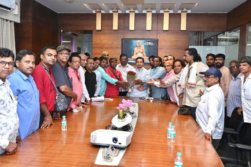 सिंधुरत्न योजनेतून दशावतार कलावंतांना दिलासा; पालकमंत्री नितेश राणेंचे आश्वासन