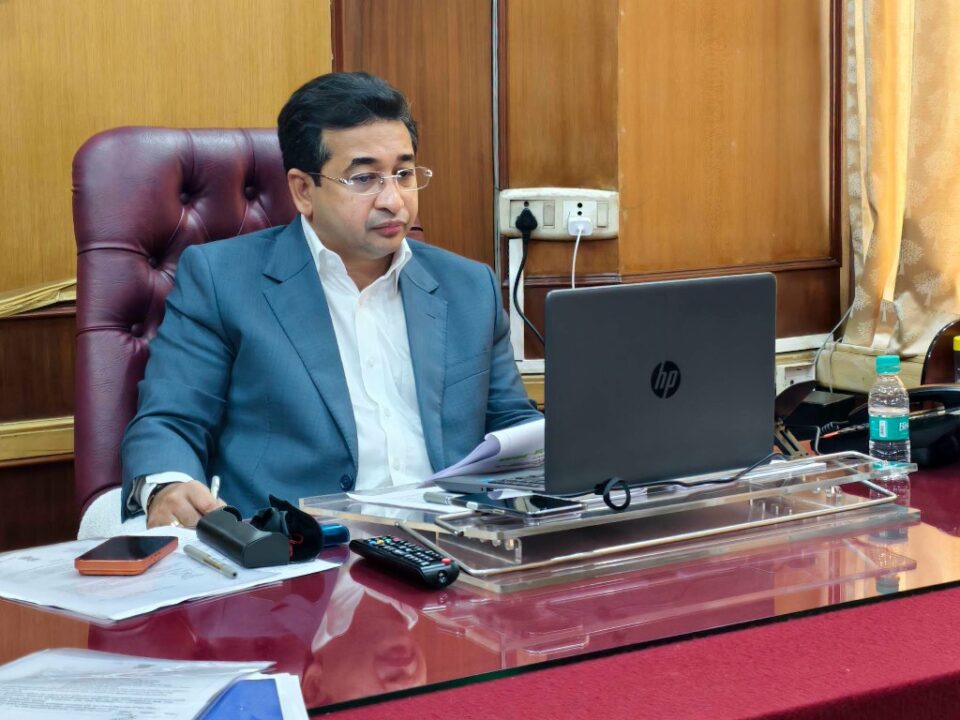 💧 ५७ कोटींची नळपाणी योजना वादाच्या भोवऱ्यात; पालकमंत्री नितेश राणे अॅक्शन मोडमध्ये!