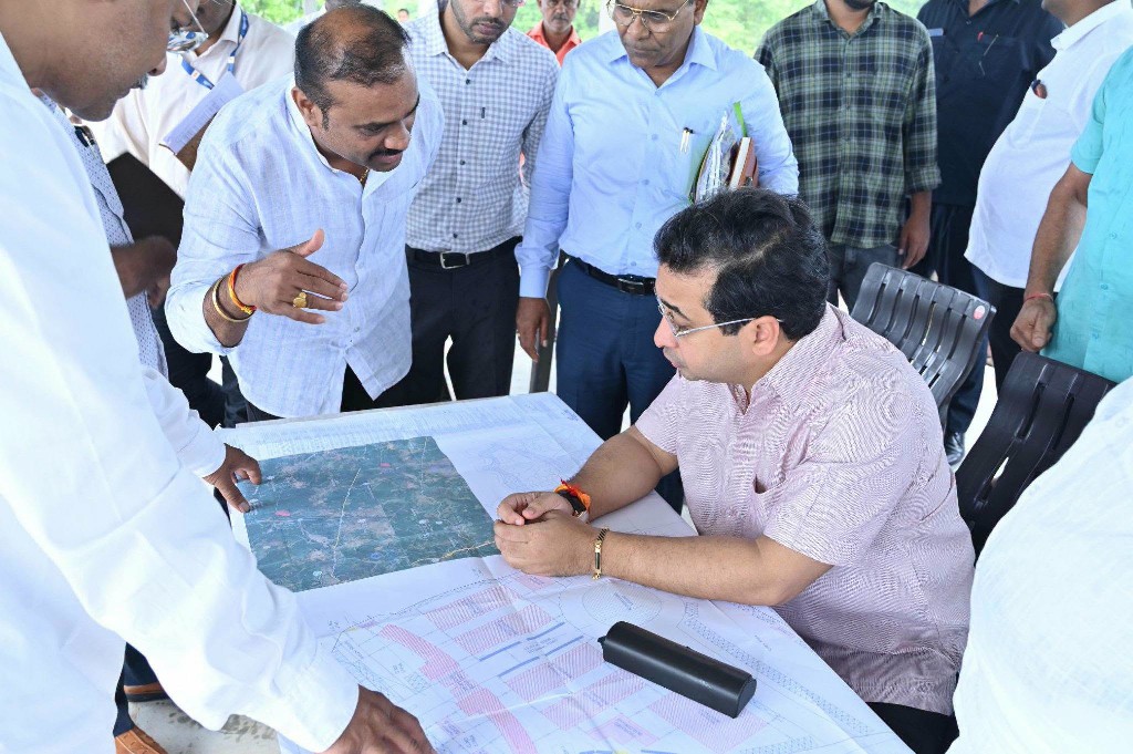 🏗️ नांदगाव-वाघेरी मार्केट यार्डला पालकमंत्री नितेश राणेंची भेट; कामाचा घेतला आढावा