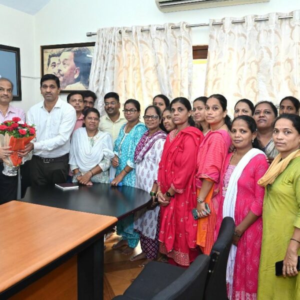 💐 आरोग्य कर्मचाऱ्यांचा प्रश्न मार्गी; संघटनेच्या पदाधिकाऱ्यांनी घेतली पालकमंत्री नितेश राणेंची भेट