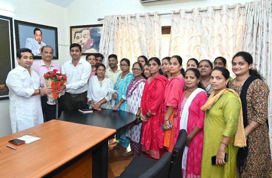 💐 आरोग्य कर्मचाऱ्यांचा प्रश्न मार्गी; संघटनेच्या पदाधिकाऱ्यांनी घेतली पालकमंत्री नितेश राणेंची भेट