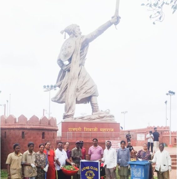 किल्ले राजकोटावर स्वच्छतेचा जागर; लायन्स क्लब व नगरपालिकेचा संयुक्त उपक्रम