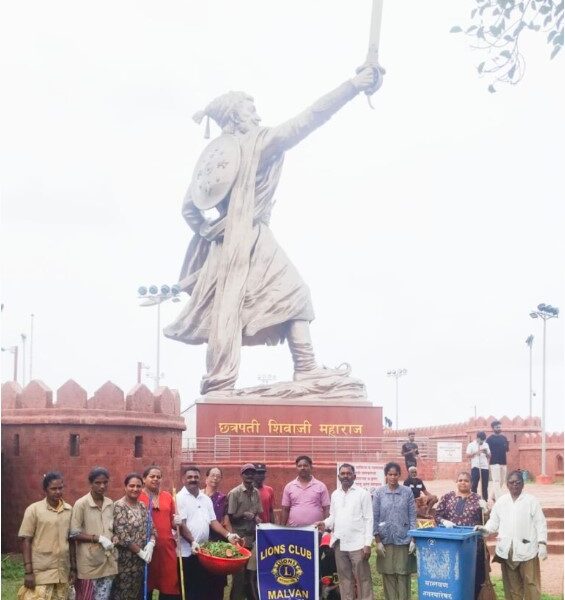 किल्ले राजकोटावर स्वच्छतेचा जागर; लायन्स क्लब व नगरपालिकेचा संयुक्त उपक्रम